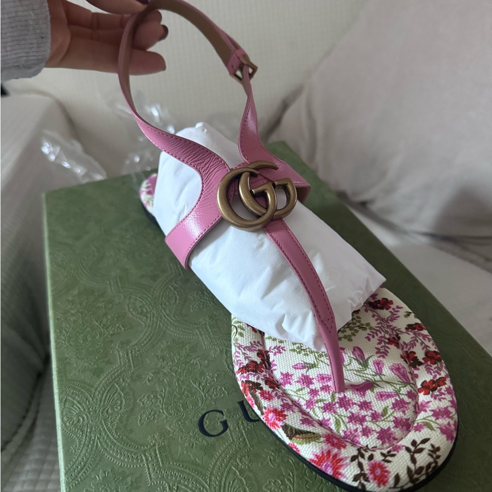 Gucci Pink Floral Leather T-Strap Sandal with Gold GG Accent - Picture 6 of 7